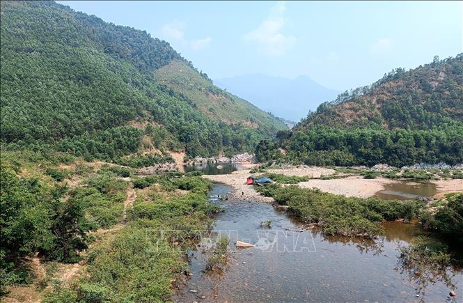 Suối Vũng Bọt (thượng nguồn sông Cu Đê, thuộc xã Hòa Bắc, huyện Hòa Vang, thành phố Đà Nẵng) có cảnh quan thiên nhiên tươi đẹp, nhưng nhiều khu vực nước sâu, tiềm ẩn nguy cơ đuối nước cho người tắm suối. Ảnh: Quốc Dũng - TTXVN