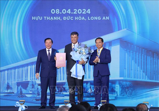 Lãnh đạo tỉnh Long An trao giấy phép đầu tư cho Công ty TNHH Nước giải khát Suntory PepsiCo Việt Nam. Ảnh: Bùi Giang - TTXVN