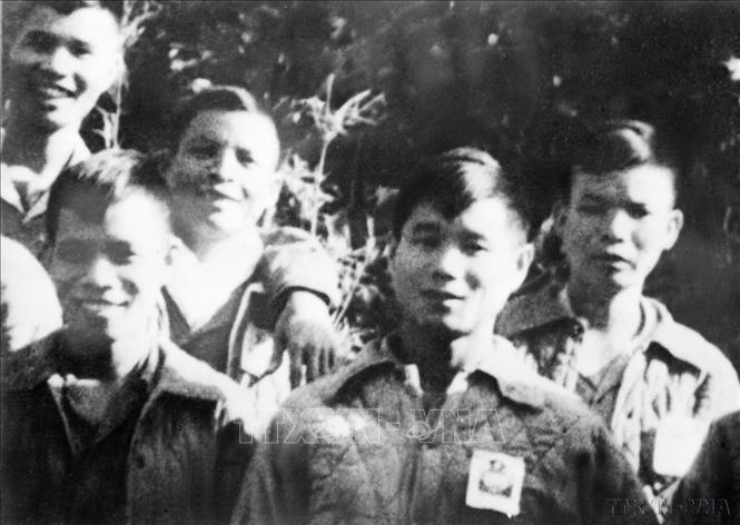 Anh hùng liệt sĩ Phan Đình Giót (thứ hai, hàng sau, từ trái sang) chụp ảnh lưu niệm với đồng đội trước khi vào chiến dịch Điện Biên Phủ. Anh đã anh dũng hy sinh khi lấy thân mình lấp lỗ châu mai của địch trong trận mở màn đánh chiếm cứ điểm Him Lam, chiều 13/3/1954. Ảnh: Tư liệu TTXVN