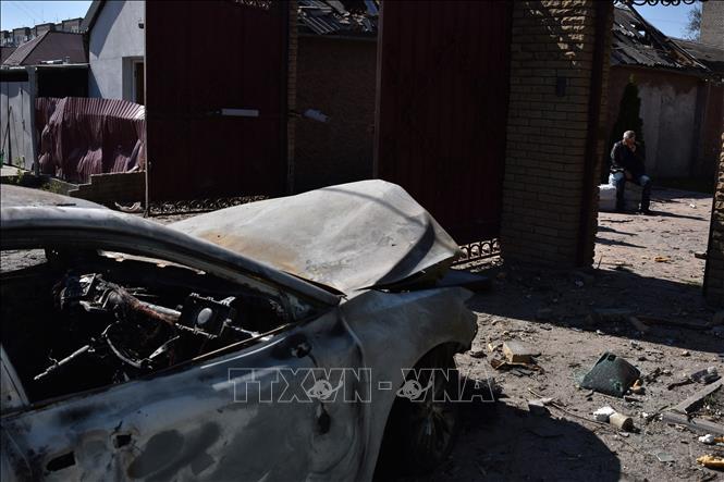 Nhà dân và phương tiện bị phá hủy sau vụ pháo kích ở Zaporizhzhia, miền Nam Ukraine ngày 6/4/2024. Ảnh: AFP/TTXVN