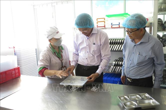 Ông Đinh Văn Thiệu, Phó Chủ tịch Ủy ban nhân dân tỉnh Khánh Hòa kiểm tra tình hình bảo quản, chế biến  thực phẩm tại Trường Tiểu học Vĩnh Hiệp, thành phố Nha Trang sáng 8/4. Ảnh: Phan Sáu -TTXVN     