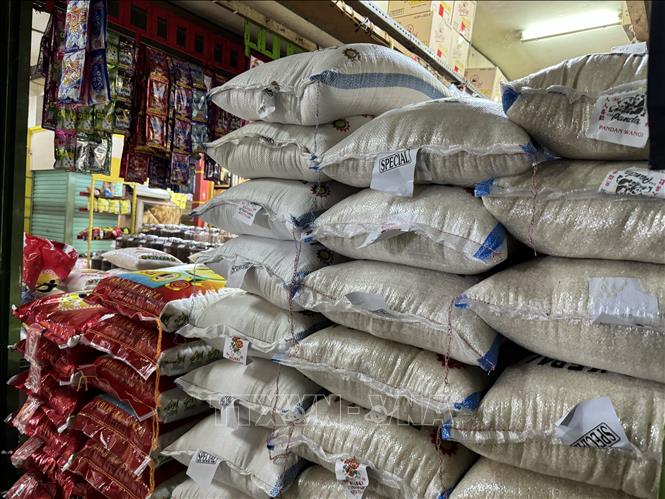  Một cửa hàng ở chợ truyền thống Santa chất đầy gạo. Ảnh: Đỗ Quyên - Pv TTXVN tai Indonesia