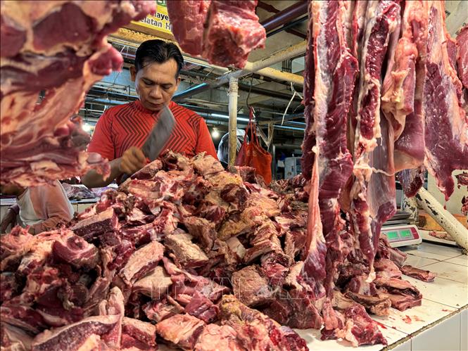 Thịt bò là nguyên liệu chính để chế biến nhiều món ăn truyền thống của Indonesia - được bày bán nhiều tại chợ Majestik. Ảnh: Đỗ Quyên - Pv TTXVN tai Indonesia