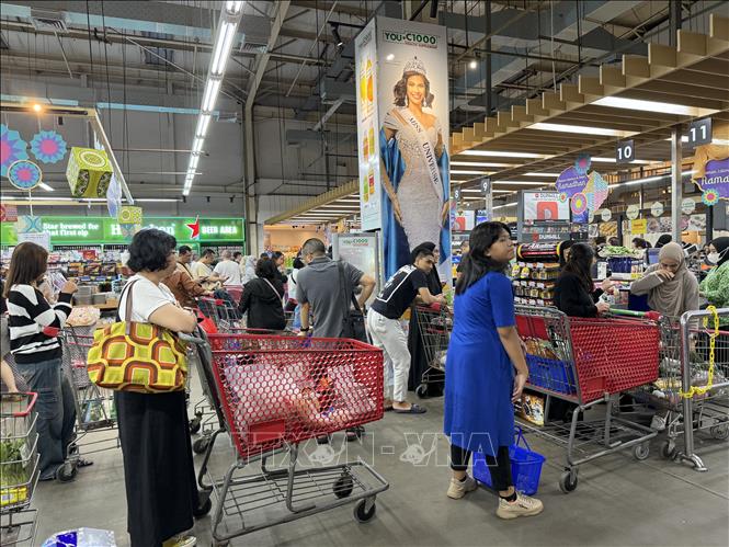 Người dân mua hàng tại siêu thị Grand Lucky. Ảnh: Đỗ Quyên - Pv TTXVN tai Indonesia
