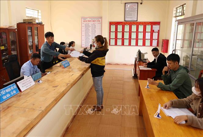 Người dân đến làm các thủ tục hành chính ở trụ sở UBND xã Gia Lâm, huyện Lâm Hà. Ảnh: Vũ Sinh - TTXVN