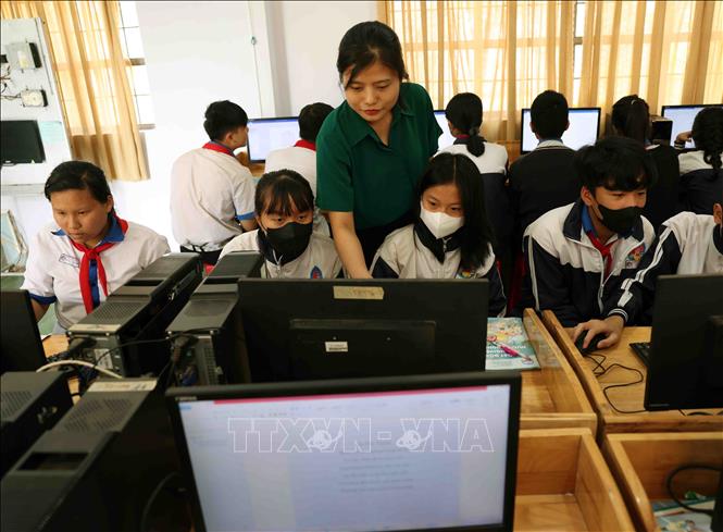 Giờ học môn Tin học của học sinh lớp 8 trường THCS xã Hoài Đức, huyện Lâm Hà. Huyện đạt chuẩn nông thôn mới năm 2023. Ảnh: Vũ Sinh - TTXVN