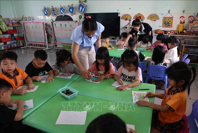 Giờ học vẽ của trẻ trường Mầm non xã Hoài Đức, huyện Lâm Hà. Huyện đạt chuẩn nông thôn mới năm 2023. Ảnh: Vũ Sinh - TTXVN