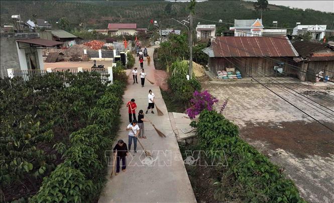 Người dân tham gia tổng vệ sinh môi trường khu dân cư ở xã Đạ Đoa, huyện Lâm Hà. Ảnh: Vũ Sinh - TTXVN