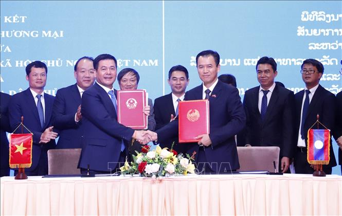 Minister of Industry and Trade Nguyen Hong Dien and Lao Minister of Industry and Commerce Malaithong Kommasith sign a new Vietnam-Laos trade agreement in Vientiane on April 8. VNA Photo: Phạm Kiên