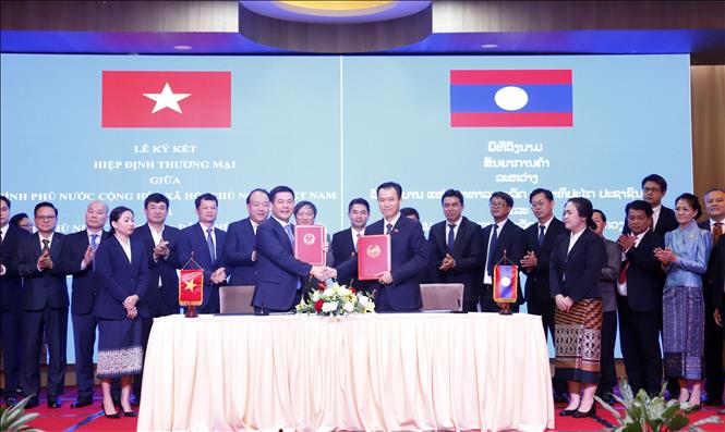 Minister of Industry and Trade Nguyen Hong Dien and Lao Minister of Industry and Commerce Malaithong Kommasith sign a new Vietnam-Laos trade agreement in Vientiane on April 8. VNA Photo: Phạm Kiên
