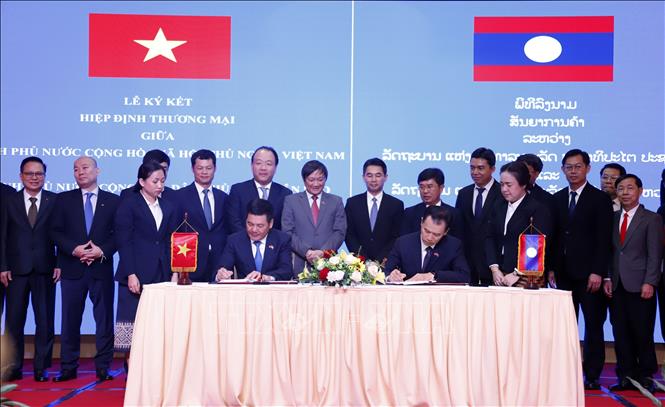 Minister of Industry and Trade Nguyen Hong Dien and Lao Minister of Industry and Commerce Malaithong Kommasith sign a new Vietnam-Laos trade agreement in Vientiane on April 8. VNA Photo: Phạm Kiên