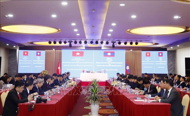 Minister of Industry and Trade Nguyen Hong Dien and Lao Minister of Industry and Commerce Malaithong Kommasith hold talks in Vientiane on April 8. VNA Photo: Phạm Kiên