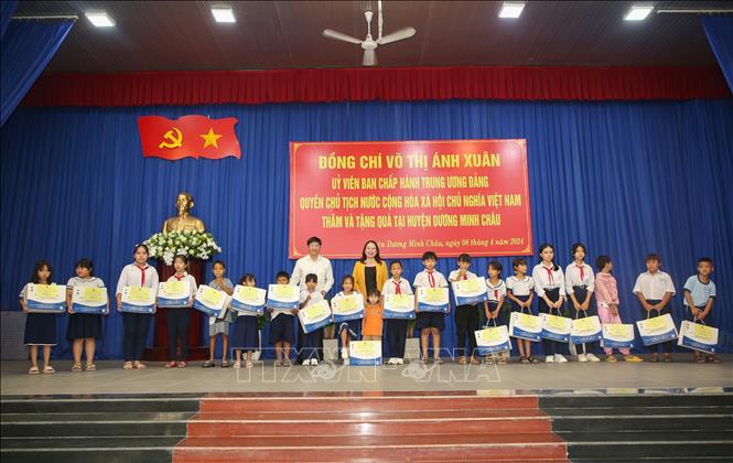 Acting President Vo Thi Anh Xuan presents gifts to policy beneficiary families, poor households and children with difficult circumstances in Tay Ninh province on April 8. VNA Photo: Giang Phương