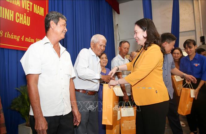 Acting President Vo Thi Anh Xuan presents gifts to policy beneficiary families, poor households and children with difficult circumstances in Tay Ninh province on April 8. VNA Photo: Giang Phương