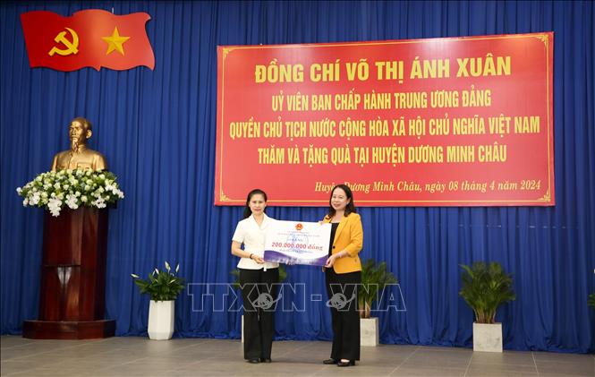 Acting President Vo Thi Anh Xuan presents the National Fund for Vietnamese Children’s 200 million VND (over 8,000 USD) to the Tay Ninh fund for children on April 8. VNA Photo: Giang Phương
