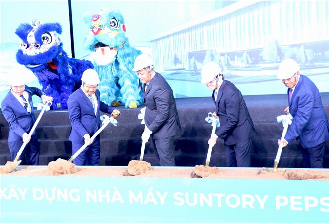 The Suntory PepsiCo Vietnam Beverage Company kicks off the construction of its biggest factory in the Asia-Pacific region on April 8 at the Huu Thanh Industrial Park in Duc Hoa district, the southern province of Long An. VNA Photo: Bùi Giang