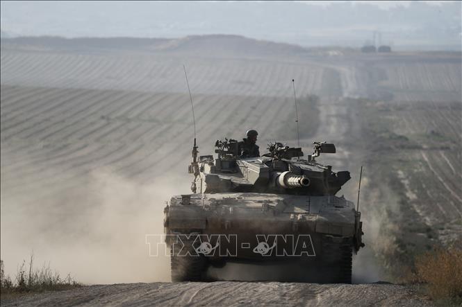 Binh sĩ và xe quân sự Israel di chuyển gần biên giới với Dải Gaza ngày 7/4/2024. Ảnh: THX/TTXVN