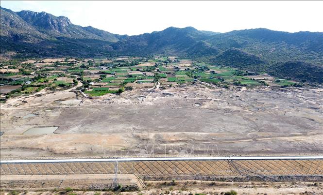 Hồ Ông Kinh ở xã Nhơn Hải (huyện Ninh Hải, tỉnh Ninh Thuận) đã cạn trơ đáy. Ảnh: Nguyễn Thành – TTXVN