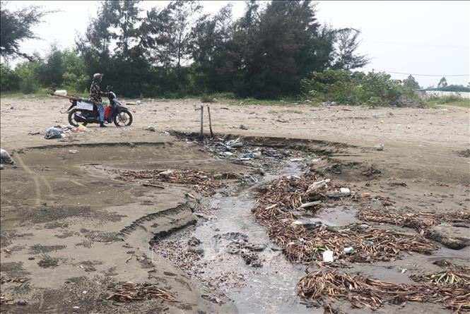 Khu vực xả thải chất bẩn, nước bẩn theo hệ thống ống dẫn đổ trực tiếp ra bãi biển tại một cơ sở chế biến hải sản trên địa bàn xã Diễn Kim (huyện Diễn Châu, tỉnh Nghệ An). Ảnh: Xuân Tiến - TTXVN 
