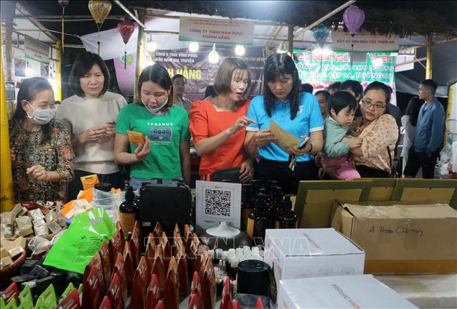 Tham gia Tuần lễ có 50 gian sản phẩm, hàng hóa của tỉnh Hà Nam và 17 tỉnh, thành phố trong cả nước. Ảnh: Nguyễn Chinh - TTXVN