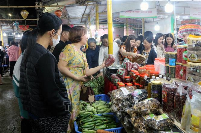 Đông đảo nhân dân đến tham quan, mua sắm. Ảnh: Nguyễn Chinh - TTXVN