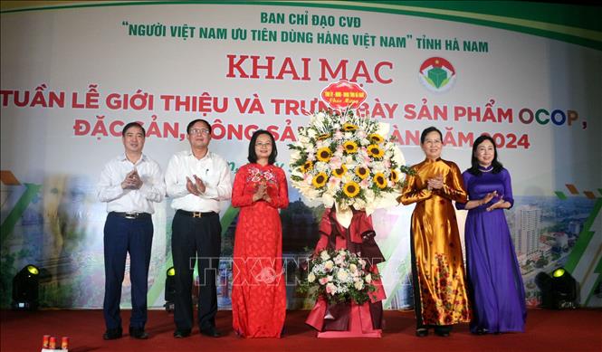 Tỉnh ủy, HĐND, UBND tỉnh Hà Nam tặng hoa chúc mừng Ban Tổ chức. Ảnh: Nguyễn Chinh - TTXVN