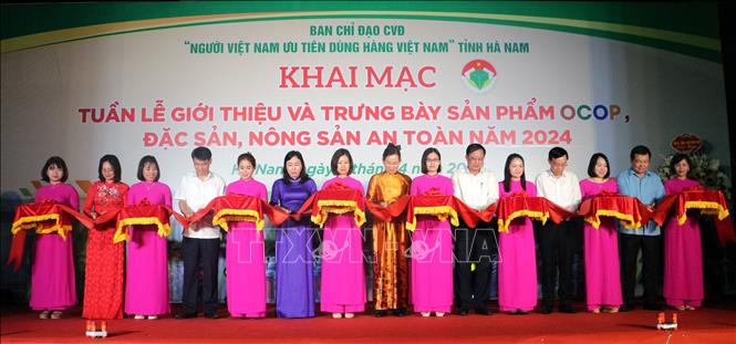 Các đại biểu cắt băng khai trương Tuần lễ giới thiệu và trưng bày sản phẩm OCOP, đặc sản, nông sản an toàn tại Hà Nam năm 2024. Ảnh: Nguyễn Chinh - TTXVN