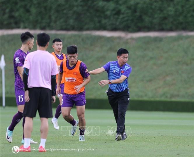 HLV Hoàng Anh Tuấn chỉ đạo các cầu thủ U23 tập luyện chiến thuật. Ảnh VFF- TTXVN phát
