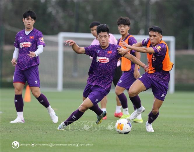Các cầu thủ U23 Việt Nam tập luyện, chuẩn bị cho trận giao hữu trước U23 Jordan vào tối 10/4. Ảnh VFF- TTXVN phát