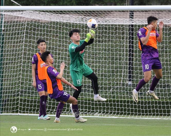 Các cầu thủ U23 Việt Nam tập luyện ở nội dung chia đội đá đối kháng để chuẩn bị cho trận giao hữu trước U23 Jordan vào tối 10/4. Ảnh VFF- TTXVN phát