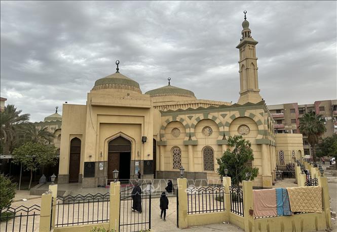 Người dân Ai Cập đến cầu nguyện tai một nhà thờ Hồi giáo ở thành phố Sheikh Zayed, tỉnh Giza. Ảnh: Nguyễn Trường - TTXVN