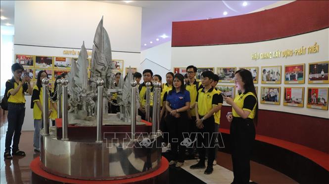 Sinh viên đến tham quan, tìm hiểu lịch sử tại Khu di tích Chiến thắng Chương Thiện. Ảnh: Hồng Thái - TTXVN