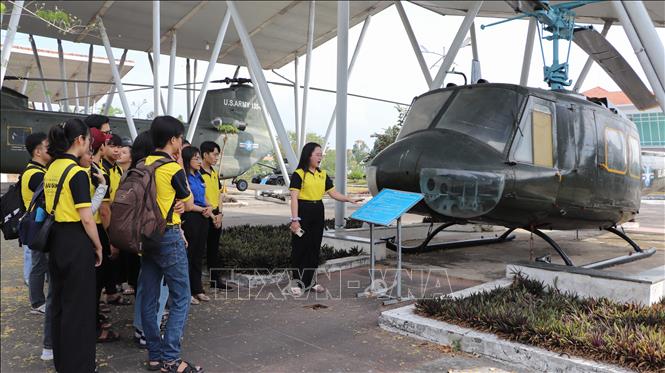 Máy bay lên thẳng được trưng bày tại khu trưng bày ngoài trời. Ảnh: Hồng Thái - TTXVN