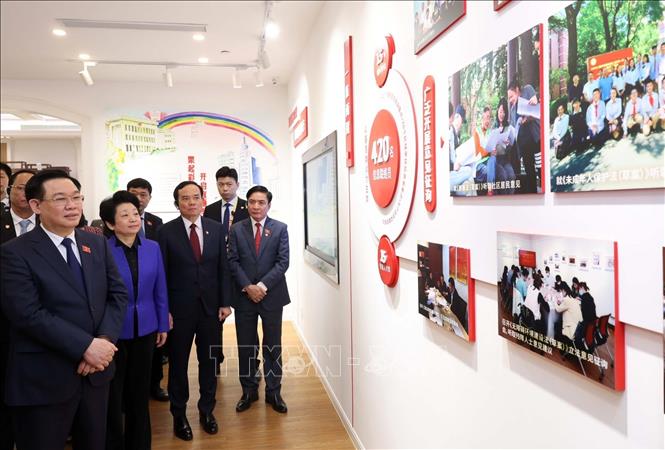 Chủ tịch Quốc hội Vương Đình Huệ thăm Trung tâm Lập pháp Hồng Kiều. Ảnh: Nhan Sáng-TTXVN