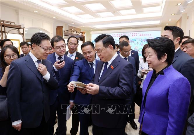 Chủ tịch Quốc hội Vương Đình Huệ thăm Trung tâm Lập pháp Hồng Kiều. Ảnh: Nhan Sáng-TTXVN