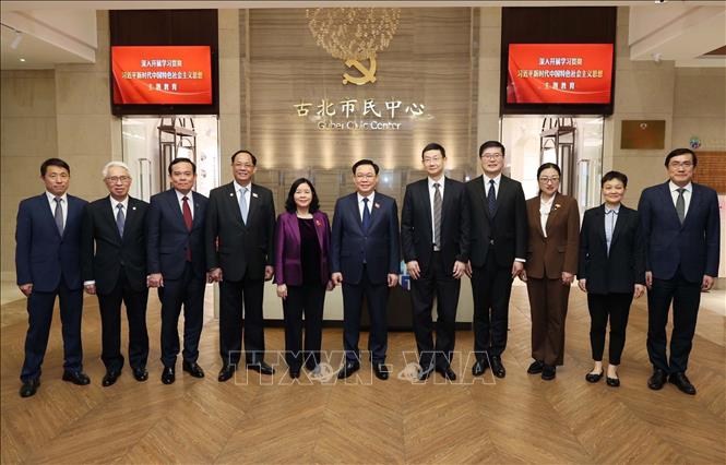 Chủ tịch Quốc hội Vương Đình Huệ và thành viên chính thức đoàn Việt Nam với lãnh đạo Trung tâm Lập pháp Hồng Kiều. Ảnh: Nhan Sáng-TTXVN