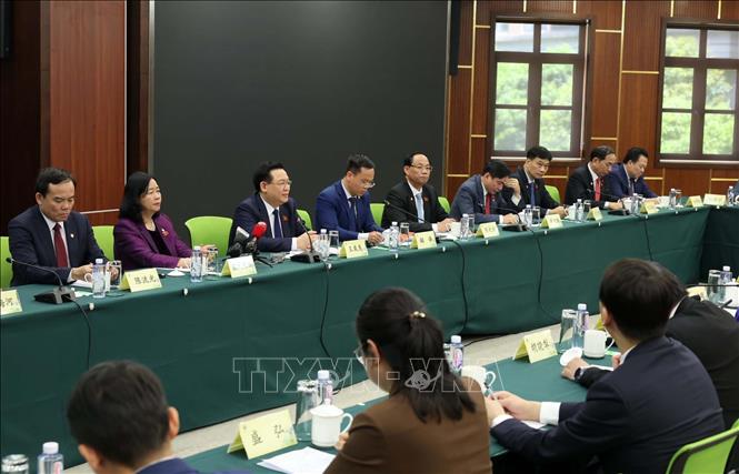 Chủ tịch Quốc hội Vương Đình Huệ làm việc với lãnh đạo Trung tâm Lập pháp Hồng Kiều. Ảnh: Nhan Sáng-TTXVN