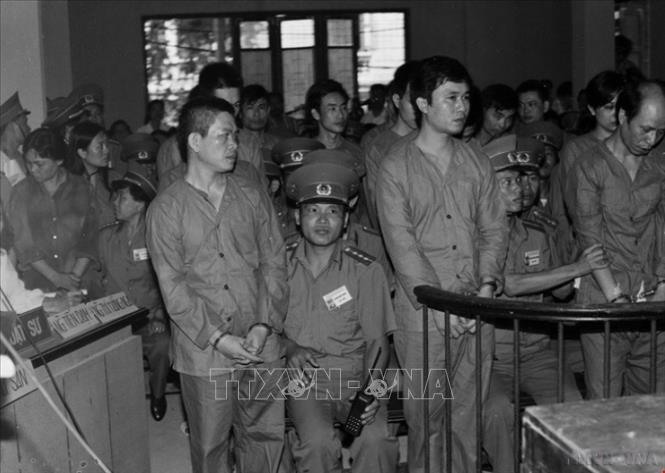 Lực lượng CSCĐ trực tiếp tham gia, phối hợp với các lực lượng chức năng triệt phá các chuyên án hình sự, ma túy đặc biệt nguy hiểm. Trong ảnh: Phiên tòa xét xử các bị cáo trong vụ án đường dây ma túy xuyên quốc gia do Vũ Xuân Trường cầm đầu (1997). Ảnh: Trần Ấm - TTXVN