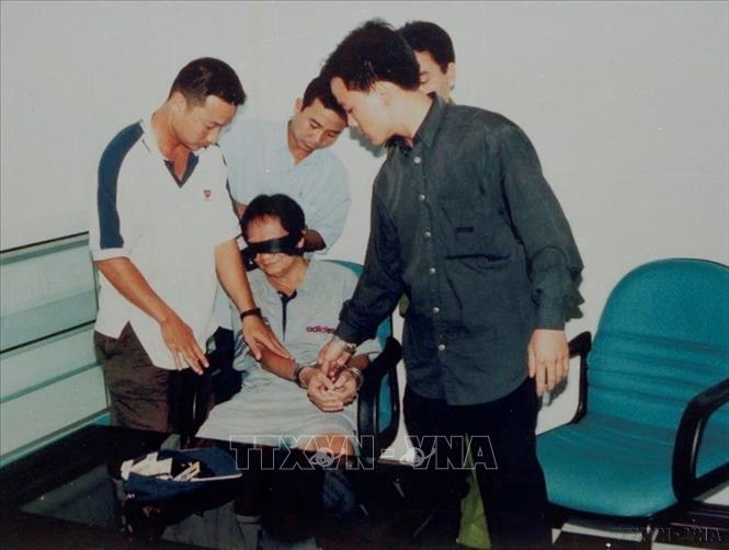 Lực lượng CSCĐ trực tiếp tham gia, phối hợp với các lực lượng chức năng truy quét các băng nhóm, nhóm tội phạm có tổ chức.  Trong ảnh: Bắt giữ Năm Cam tại thành phố Hồ Chí Minh, ngày 12/12/2001. Ảnh: Tứ Hải - TTXVN