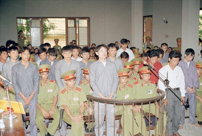 Lực lượng CSCĐ trực tiếp tham gia, phối hợp với các lực lượng chức năng truy quét các băng nhóm, nhóm tội phạm có tổ chức. Trong ảnh: Xét xử bị cáo Dương Văn Khánh (tức Khánh Trắng) và 23 bị cáo khác về các tội cưỡng đoạt tài sản, thu tiền “bảo kê” tại chợ Long Biên (Hà Nội),  ngày 5/9/1997. Ảnh: Minh Điền – TTXVN