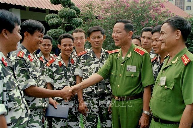 Thiếu tướng Nguyễn Việt Thành (Tư Bốn), Phó Tổng cục trưởng Tổng cục Cảnh sát chúc mừng các chiến sỹ CSCĐ có thành tích xuất sắc trong vụ án triệt phá băng nhóm xã hội đen Năm Cam và đồng bọn, đầu những năm 2000. Ảnh: Minh Quang – TTXVN