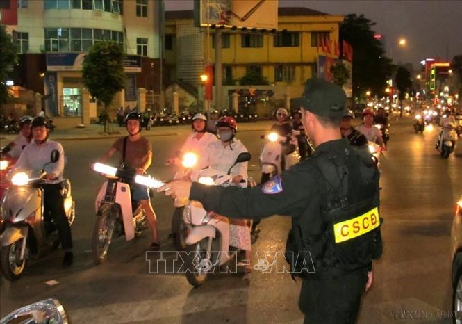 Lực lượng CSCĐ tham gia điều tiết giao thông tại các điểm nóng giúp giảm ùn tắc trong giờ cao điểm ở Hà Nội (2015). Ảnh: Doãn Tấn - TTXVN