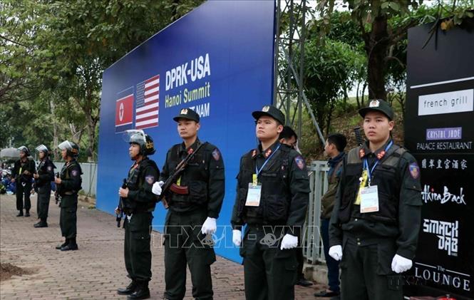 Lực lượng CSCĐ bảo vệ xung quanh khu vực Khách sạn JW Marriott, nơi ở của Tổng thống D.Trump và đoàn Mỹ tham dự Hội nghị Thượng đỉnh Mỹ-Triều Tiên lần thứ hai (27-28/2/2019). Ảnh: Văn Điệp – TTXVN