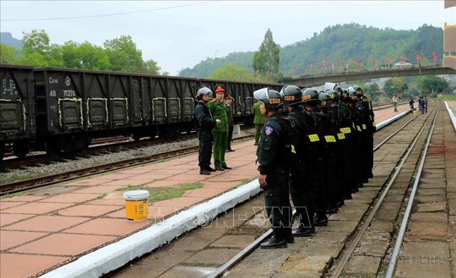 Lực lượng CSCĐ triển khai nhiệm vụ bảo vệ tại sân ga Đồng Đăng (Lạng Sơn), địa điểm đầu tiên Chủ tịch Triều Tiên Kim Jong-un tới Việt Nam tham dự Hội nghị Thượng đỉnh Mỹ-Triều Tiên lần thứ hai và thăm cấp Nhà nước Việt Nam (25-28/2/2019). Ảnh: Nhan Sáng – TTXVN