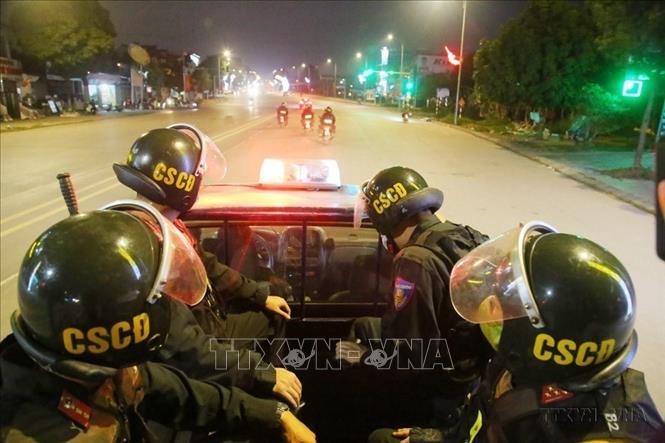 Lực lượng CSCĐ (Công an tỉnh Phú Thọ) tuần tra trên đường phố tại thành phố Việt Trì nhằm đảm bảo ANTT dịp Tết Nguyên đán Nhâm Dần. Ảnh: Trung Kiên - TTXVN.