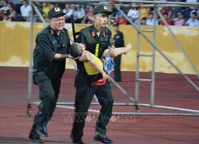 Đại úy Trần Đức Giảng, Đại đội trưởng CSCĐ Công an tỉnh Nam Định và đồng đội sơ cứu kịp thời cháu bé bị co giật “tụt lưỡi” khi đang xem trận bóng đá giữa Câu lạc bộ Dược Nam Hà Nam Định và Hoàng Anh Gia Lai (2019). Ảnh: Công Luật - TTXVN