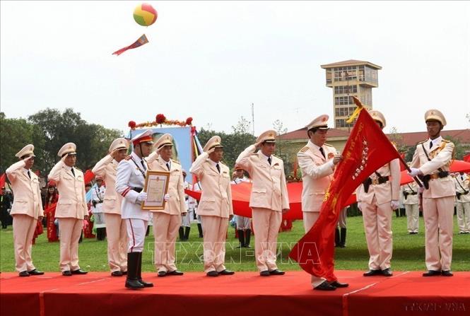 Đại tướng Trần Đại Quang, Bộ trưởng Bộ Công an trao tặng Huân chương Hồ Chí Minh của Chủ tịch nước cho lực lượng Cảnh sát cơ động (Bộ Công an) tại Lễ mít tinh kỷ niệm 40 năm Ngày truyền thống lực lượng Cảnh sát cơ động (15/4/1974 – 15/4/2014). Ảnh: Doãn Tấn – TTXVN