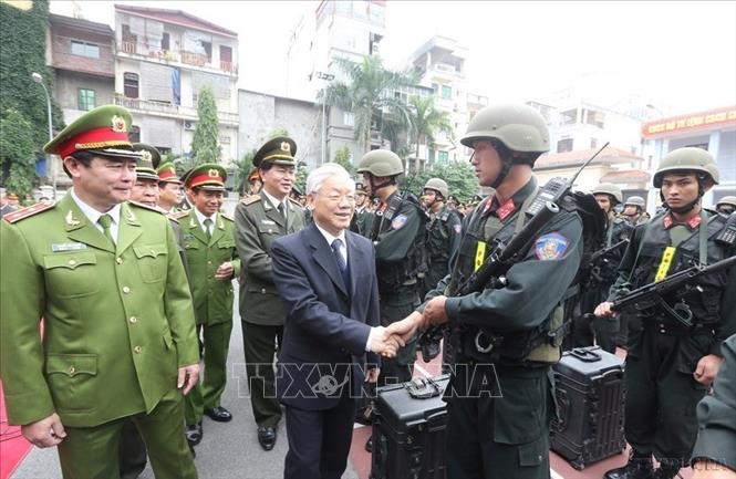Tổng Bí thư Nguyễn Phú Trọng kiểm tra công tác sẵn sàng chiến đấu của Bộ Tư lệnh CSCĐ (Bộ Công an), sáng 2/1/2016. Ảnh: Trí Dũng- TTXVN