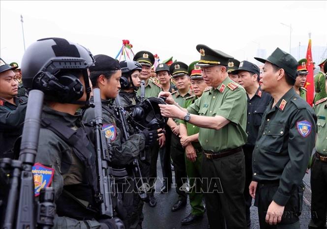 Đại tướng Tô Lâm, Bộ trưởng Bộ Công an kiểm tra trang thiết bị, quân tư trang của cán bộ, chiến sĩ CSCĐ tham gia tổng duyệt lễ diễu binh kỷ niệm 50 năm ngày truyền thống lực lượng CSCĐ (2024). Ảnh: Phạm Kiên - TTXVN