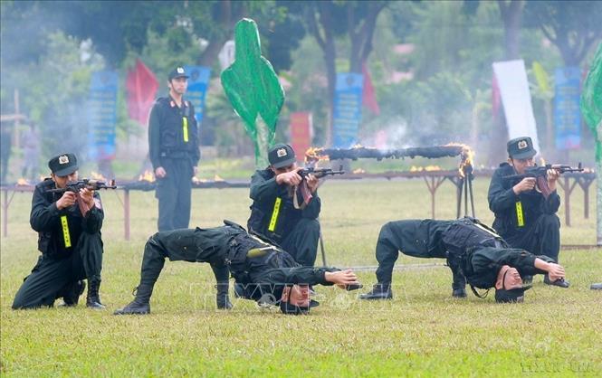 Cán bộ, chiến sĩ CSCĐ trình diễn bắn súng tại Lễ kỷ niệm 5 năm ngày thành lập Bộ Tư lệnh cảnh sát cơ động (2014). Ảnh: Doãn Tấn – TTXVN